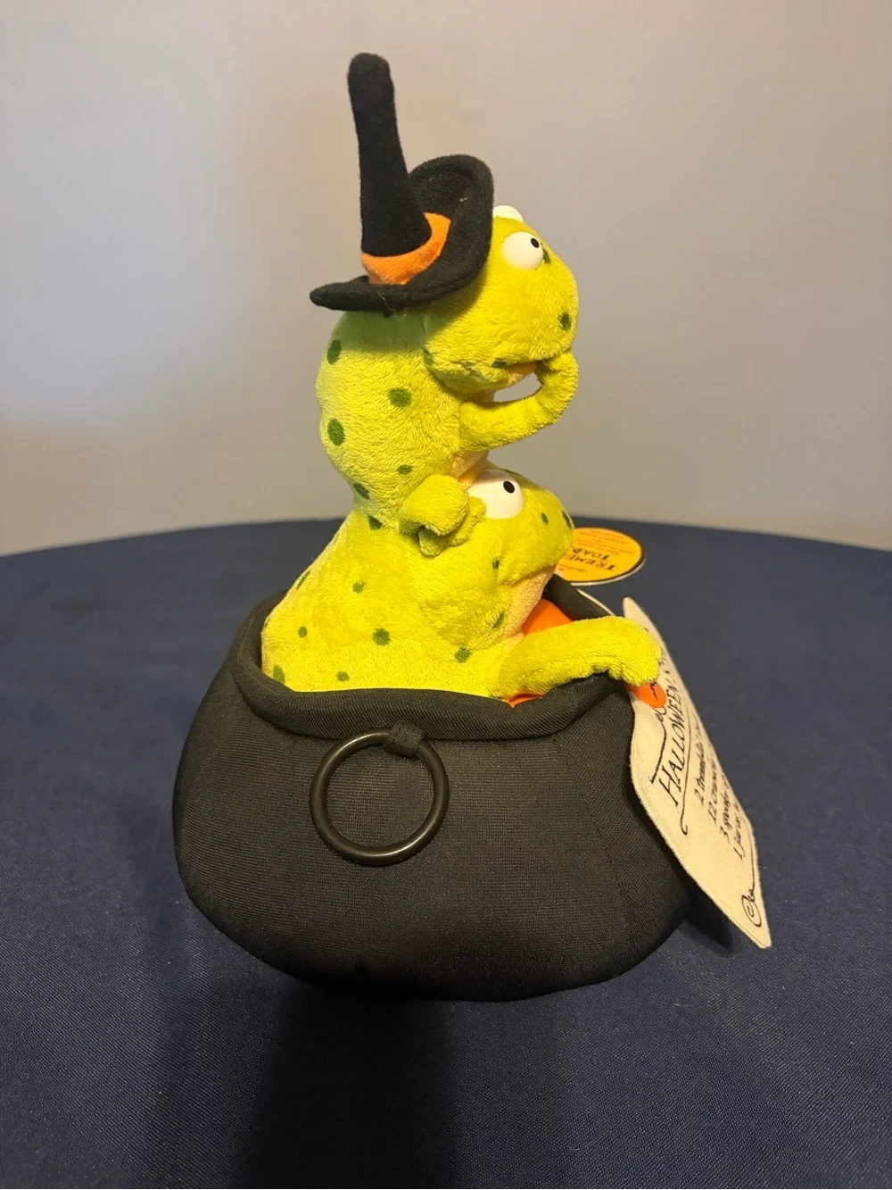 Hallmark Halloween Trembling Toads Singing Frogs In Cauldron Works